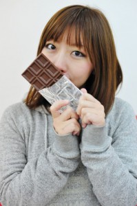チョコを食べようとしている女性