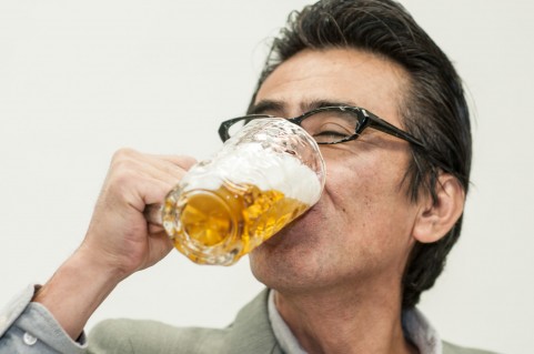 ビールを飲む男性